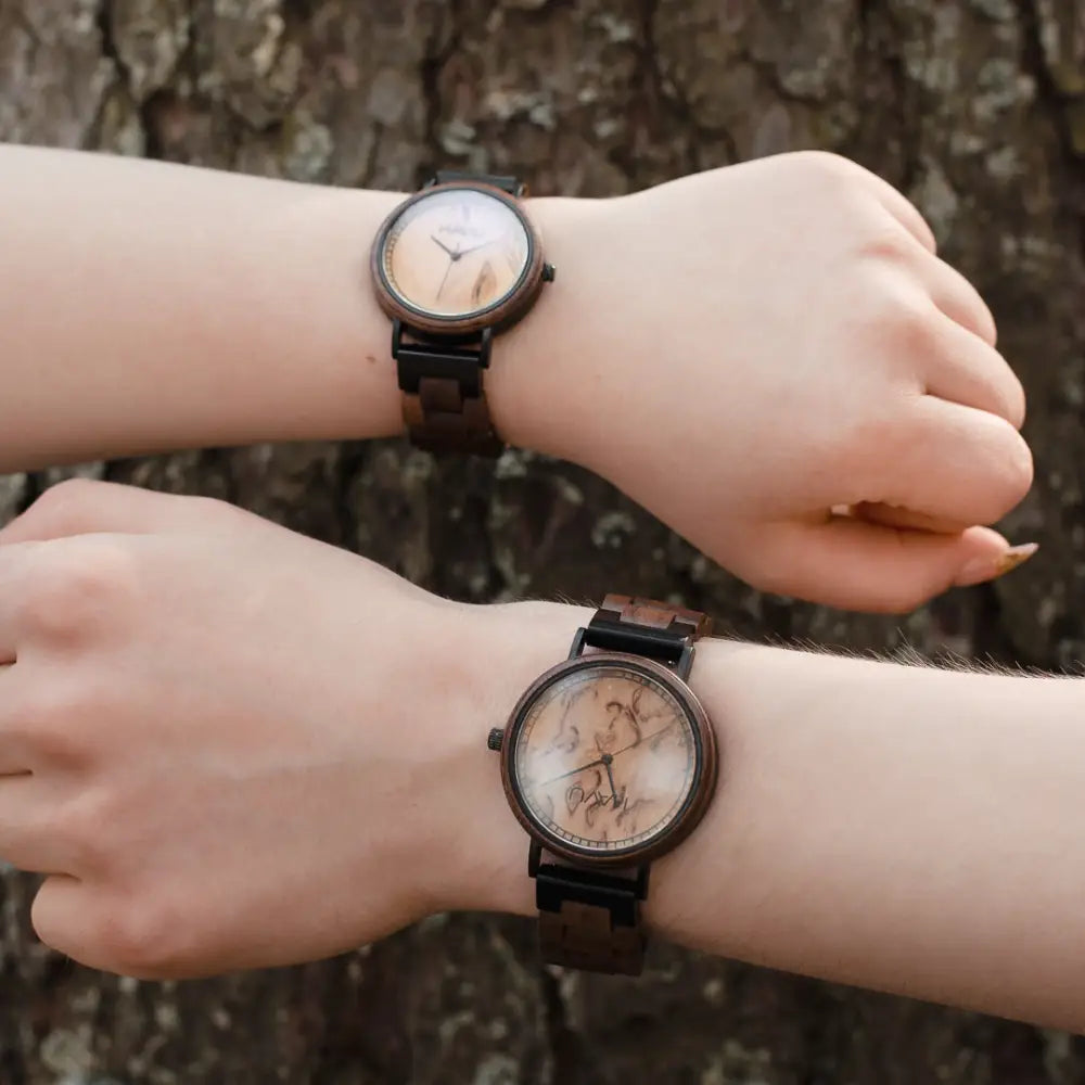 Elegantti aava 38mm puinen rannekello luonnollisella marmorikuviolla ja tummanruskealla nahkarannekkeella