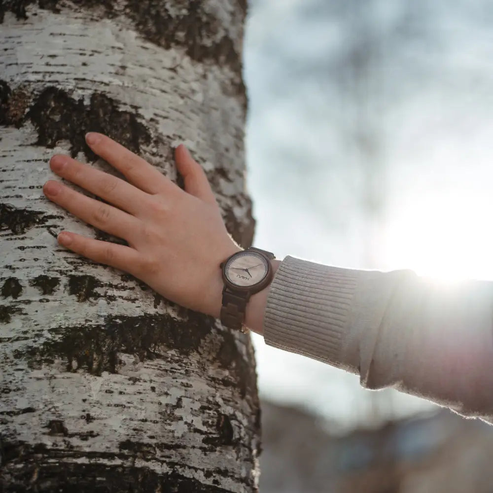 Aava 42mm rannekello tumman puuviimeillä ja minimalistisella hopeansävyisellä kellotaululla mustilla osoittimilla