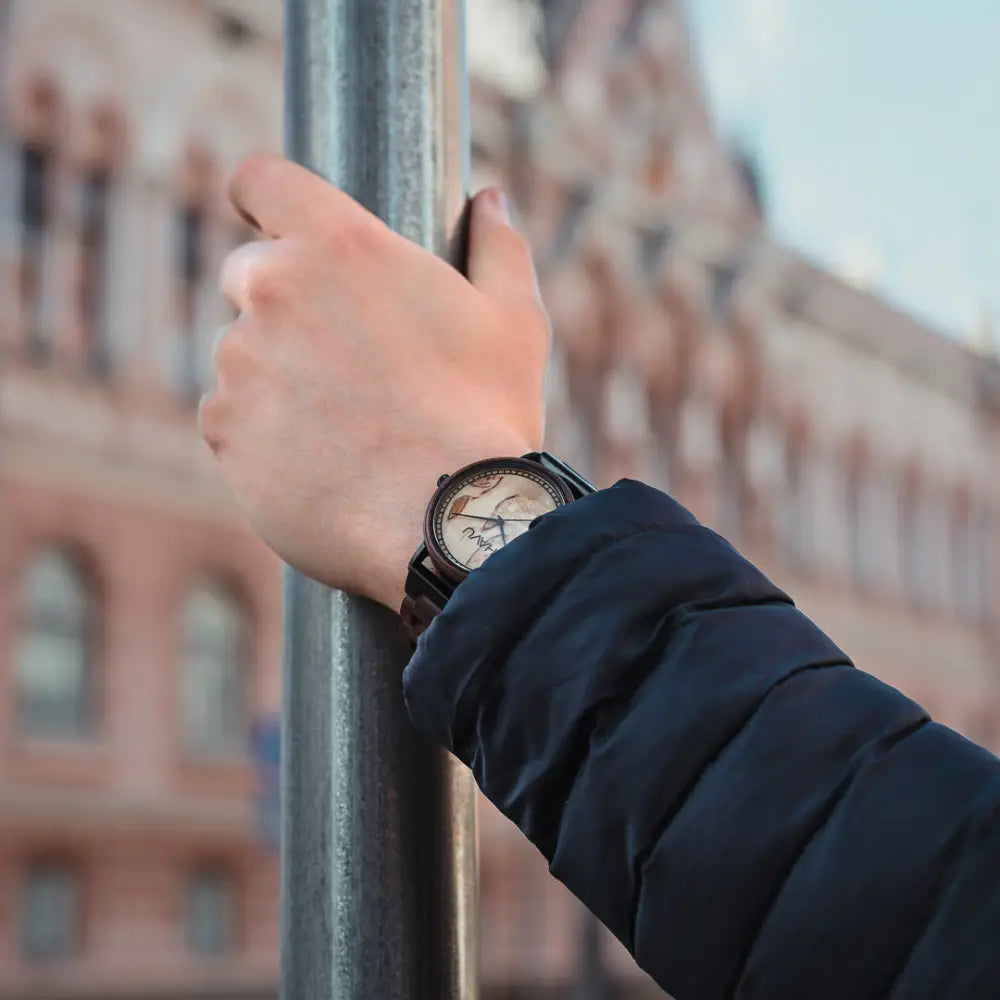 Aava 42mm miesten rannekello mustalla nahkarannekkeella ja pyöreällä kermaisella kellotaululla tummilla yksityiskohdilla