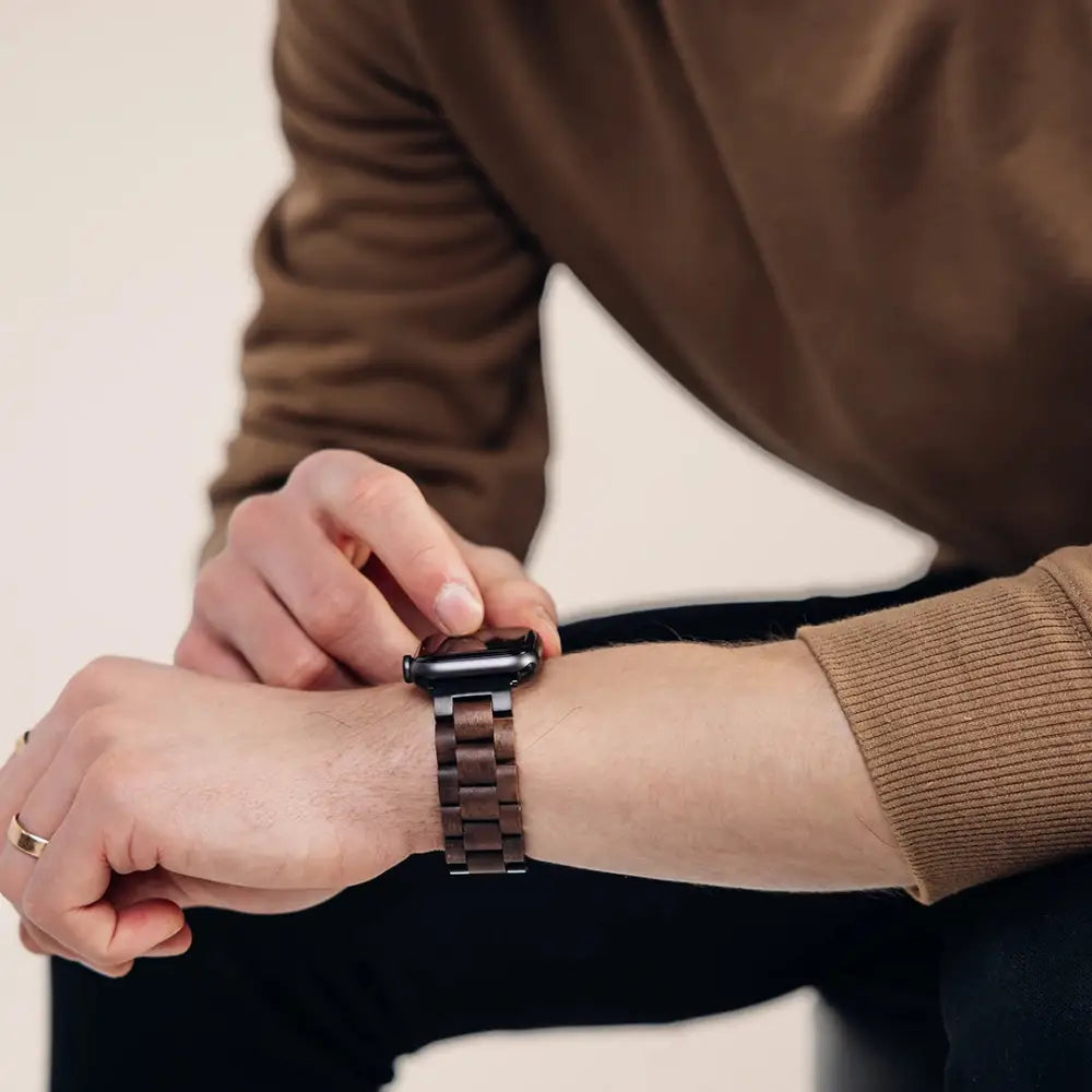 Apple watch puinen ranneke pähkinäpuusta tumma ruskea, tyylikäs ja segmentoitunut muotoilu ranteessa