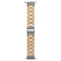 Puinen vaalea beige apple watch ultra ranneke hopeanvärisillä metallisilla liittimillä minimalistisella muotoilulla
