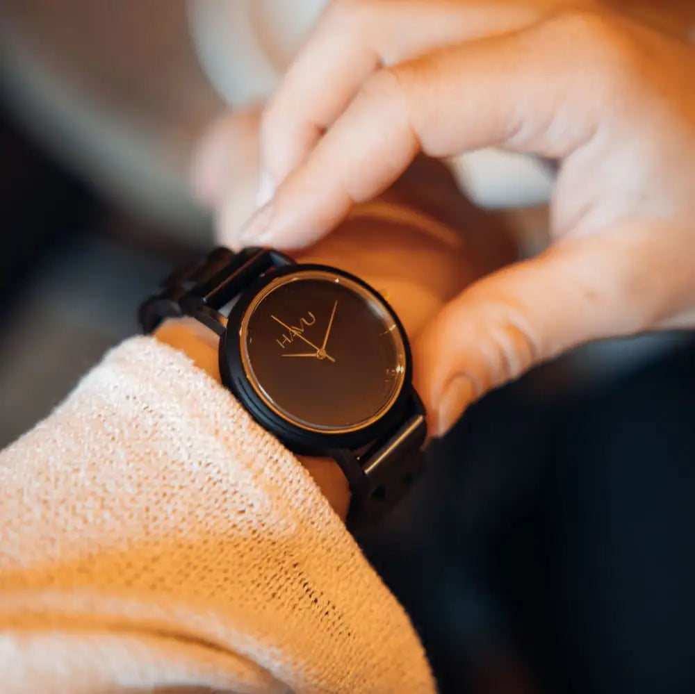 Aura 38mm musta hauu kello minimalistisella designilla ja kullanvärisillä viisareilla tummalla kellotaululla