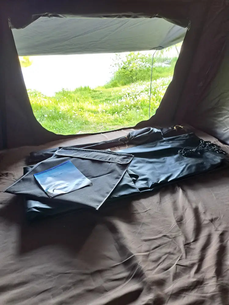 Musta nylon-autokatosteltta ilman lyhyt 1.4 matto sininen muovipussi päällä