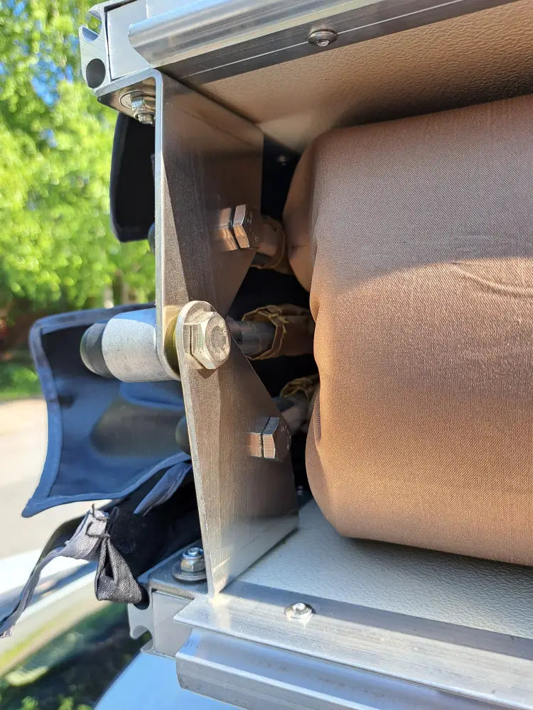 Tan-kangasrulla metallikehikossa näkyvillä pultit auton kattoteltta ilma pitkä 1.4 musta