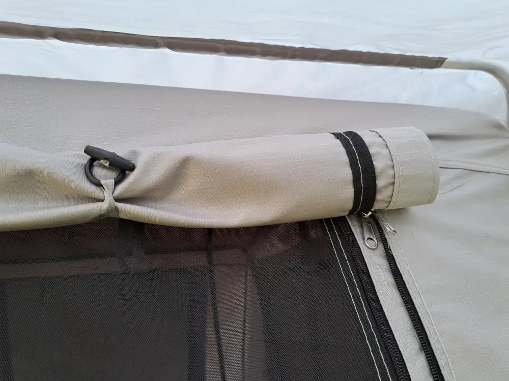 Beige kangasauton telttakatto mustilla reunoilla ja vetoketjusomisteilla auton kattoteltta ilma pitkä 1.6 harmaa