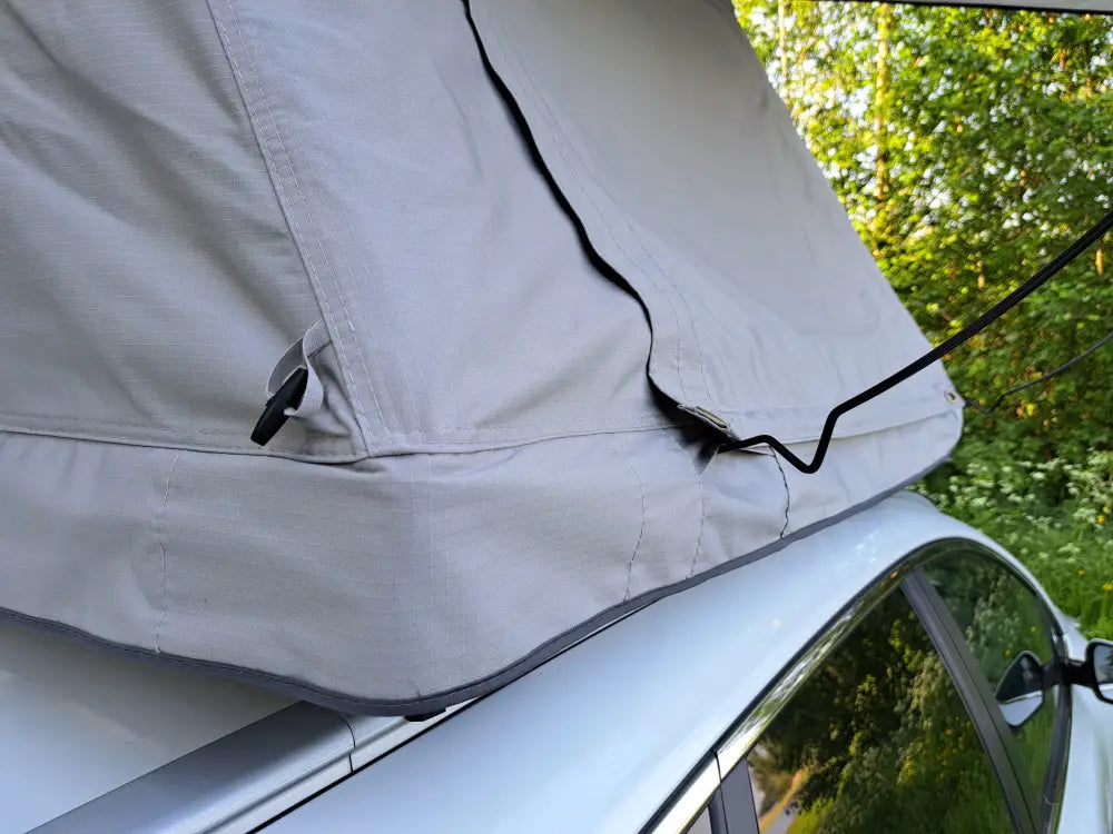 Auton kattoteltta ilma pitkä 1.6 harmaa vaaleanharmaasta kankaasta mustilla saumoilla ja vetoketjuilla