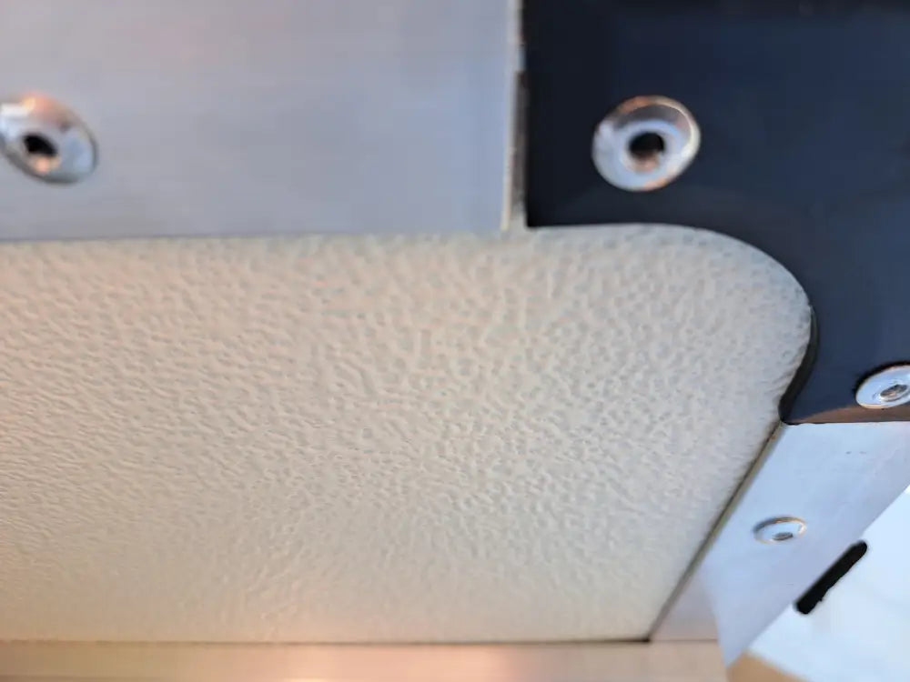 Beige teksturoitu nahkainen kulma auton kattoteltasta ilma pitkä 1.6 musta metalliruskeilla ruuveilla