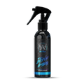 Musta kiiltävä sumutinpullo sleekillä mustalla laukaisimella ja sinisellä neon-tekstillä interior dressing badboys scented 150ml