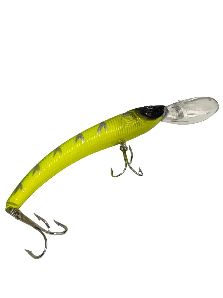 Banana diver syvännevappu 15 cm kirkkaalla muovipäällä, keltainen fluorisoiva viehe mustalla silmällä ja hopeisilla tähdillä