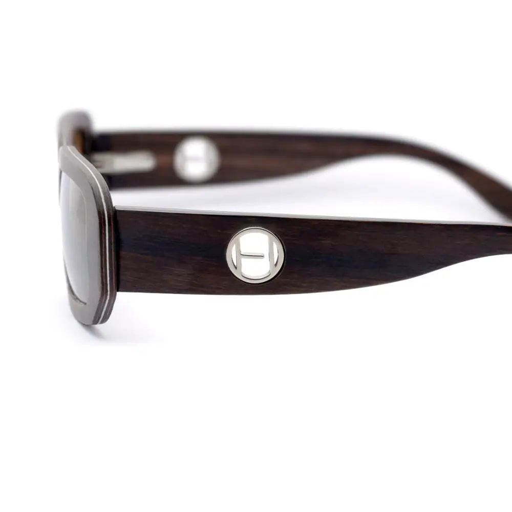 Naisten beach vibe aurinkolasit tummat puukehykset suorakulmainen muoto hopeiset metalliyksityiskohdat