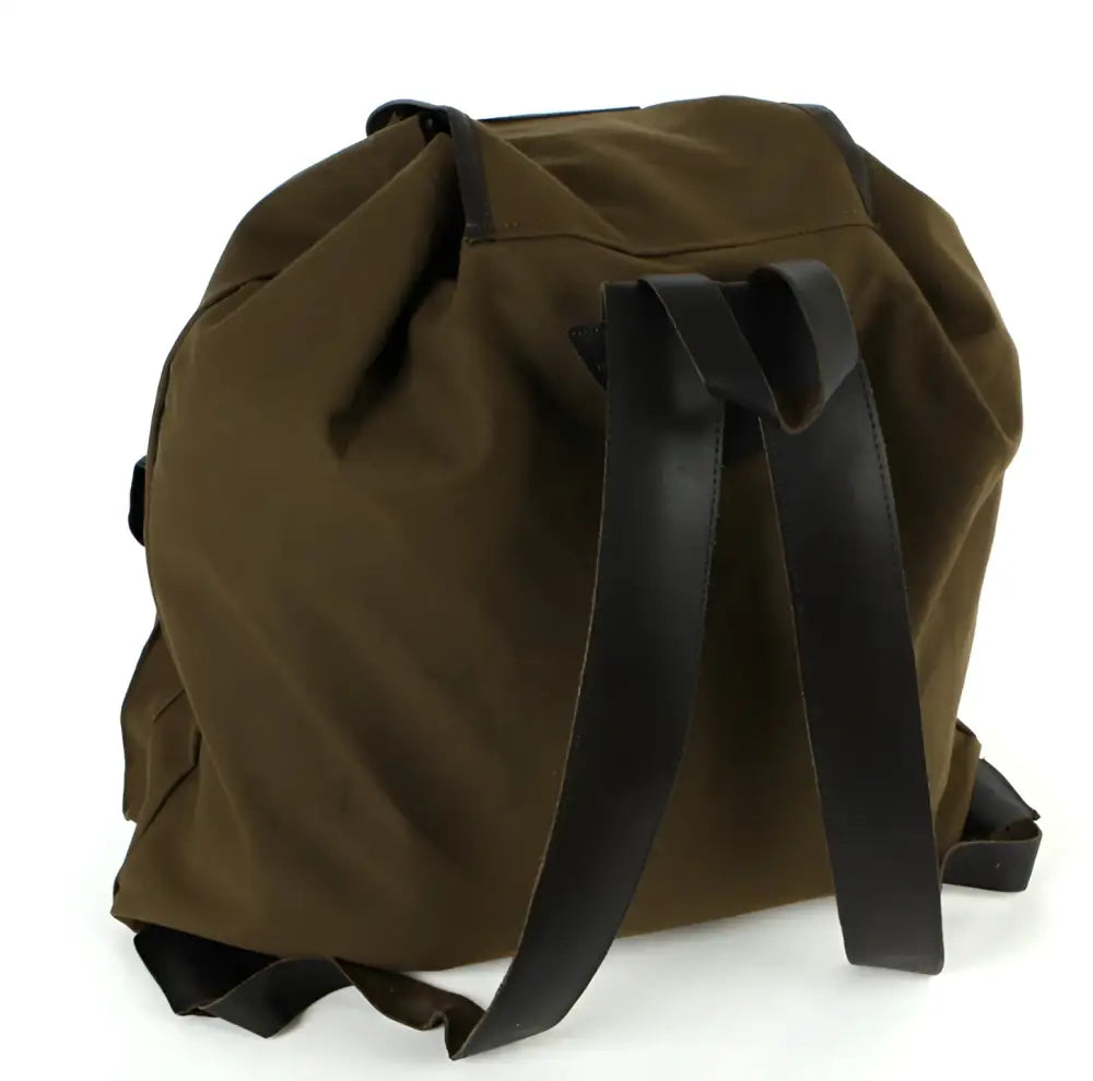 Olive green canvas reppu bear claw perinteinen eräreppu mustilla nahkahihnoilla edestä nähtynä