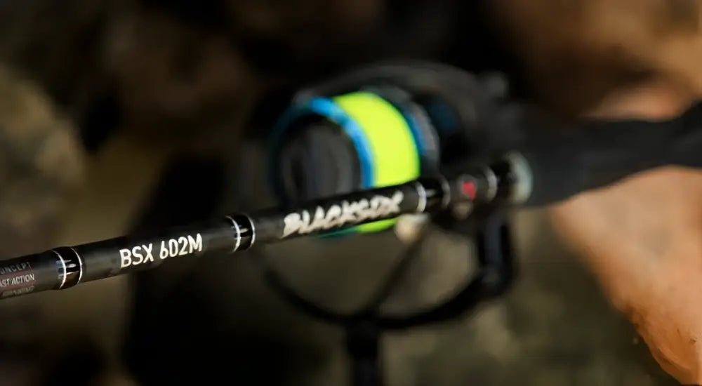 Blackfox bsx 602m spin avokelavapa mustalla varrella ja kirkkailla neonvihreillä ja sinisillä korostuksilla kelassa