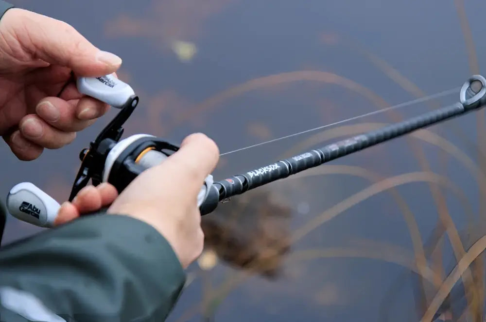 Blacksox bsx 802h hyrräkelavapa mustavalkoinen abu garcia kalastuskalu ergonomisilla kahvoilla ja tyylikkäällä muotoilulla