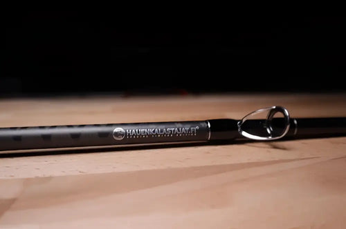 Blacksox bsx 852h haukivapa hiilikuitu musta hiilikuitu vapa hopeisella metallisella kelatunniolla ja kaiverretulla logolla