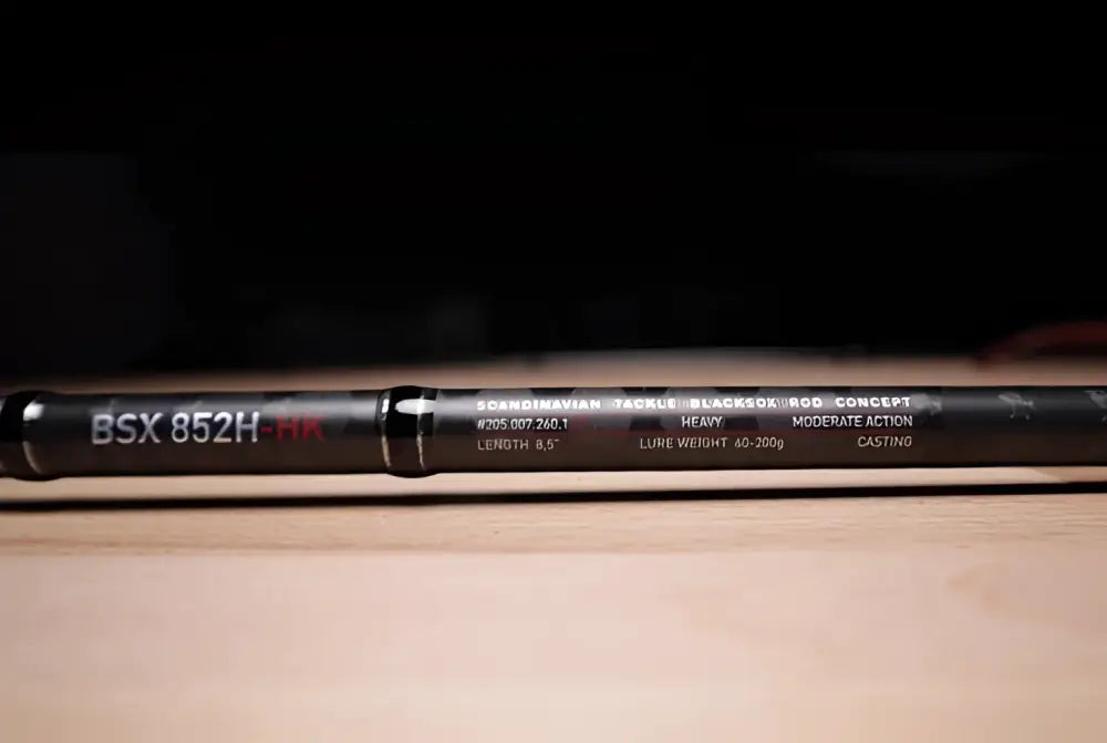 Black scandinavian tackle blacksox bsx 852h haukivapa 60-200g hiilikuitu vapa punaisella ja valkoisella tekstillä