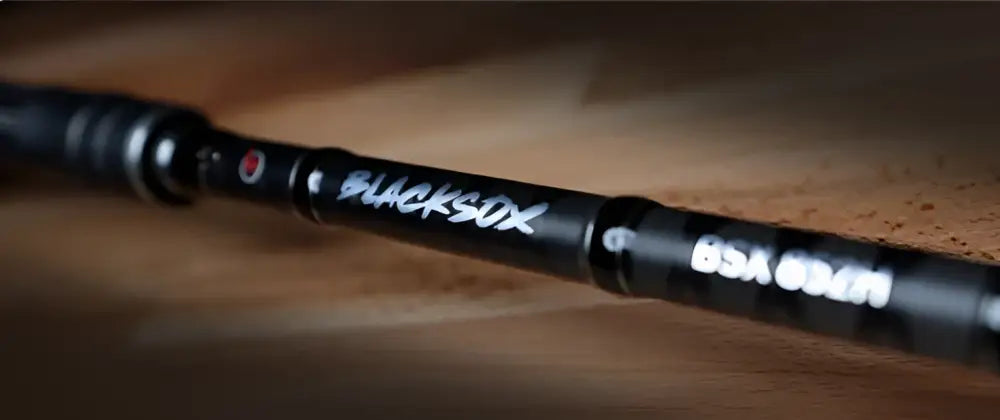 Blacksox bsx 852h haukivapa 60-200g hiilikuitu kalastusvapa mustalla hiilikuiturakenteella ja valkoisella brändäyksellä