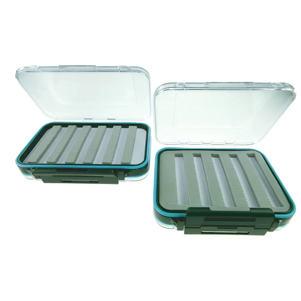 Kaksi läpikuultavaa teal- ja mustaa muovista Blind Box 125x100x45mm kalastukseen tarkoitettua kärpäslajitelmarasiaa selkäpuoli näkyvissä