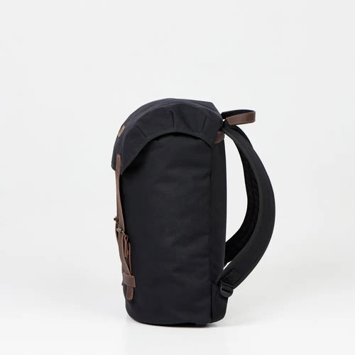 Musta cafe käsintehty reppu mustalla kangaspohjalla ja ruskeilla nahkakohdilla minimalistisella designilla