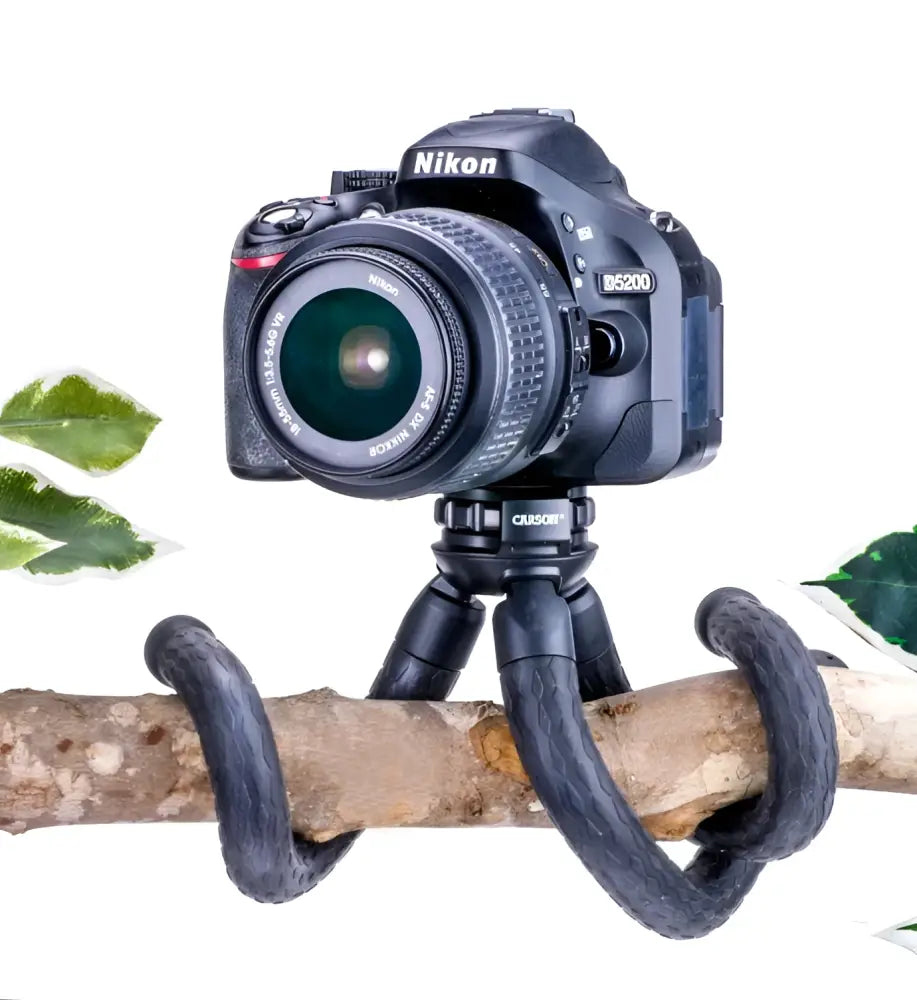 Musta nikon d5200 dslr kamera 18-55mm objektiivilla kiinnitettynä carson boapod joustavalle mustalle kolmijalalle