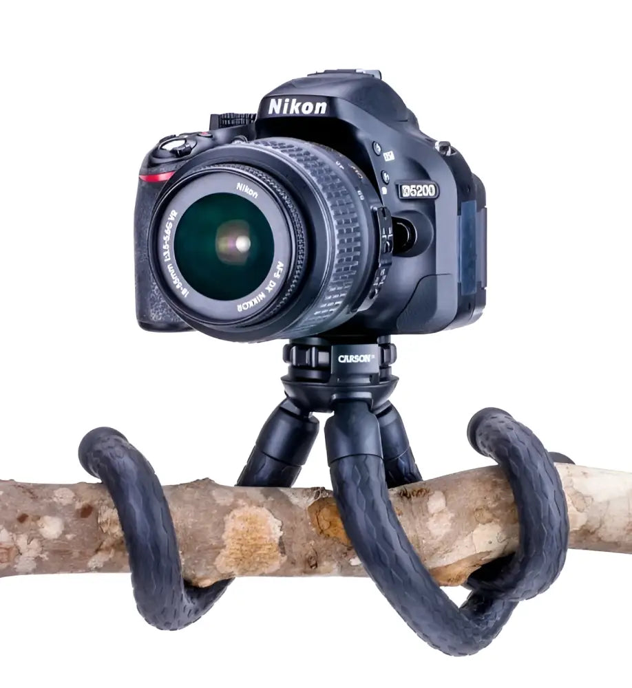 Musta nikon d6200 dslr-kamera nikkor-objektiivilla kiinnitettynä carson boapod joustavaan kolmijalkaiseen jalustaan