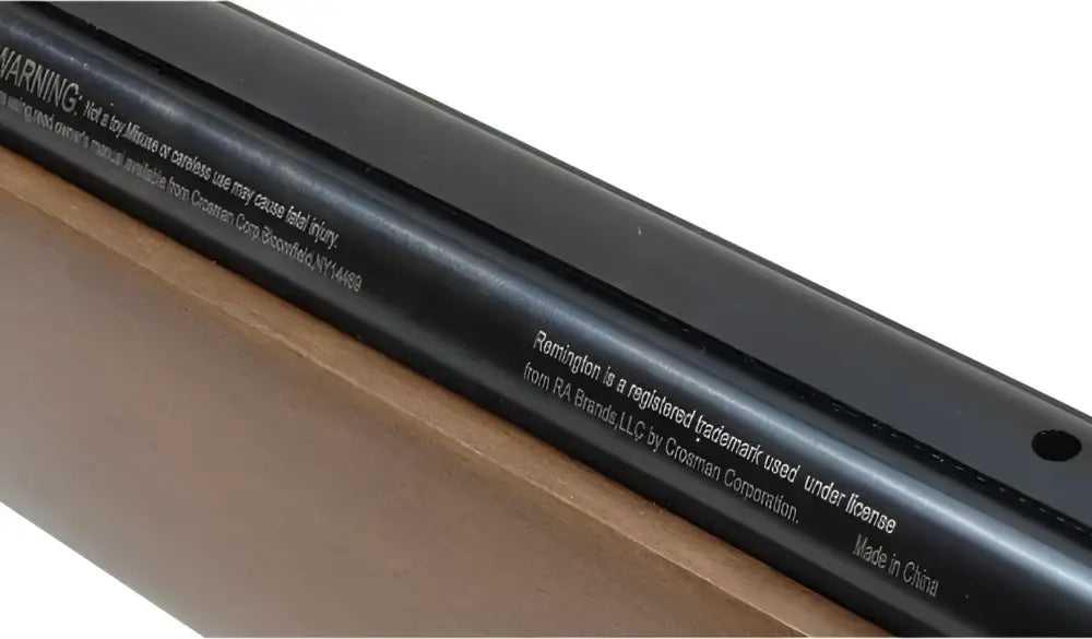 Mustamattapintainen remington-piippu valkoisella kaiverruksella crosman vantage 4.5mm ilmakiväärissä kiikaritähtäimellä