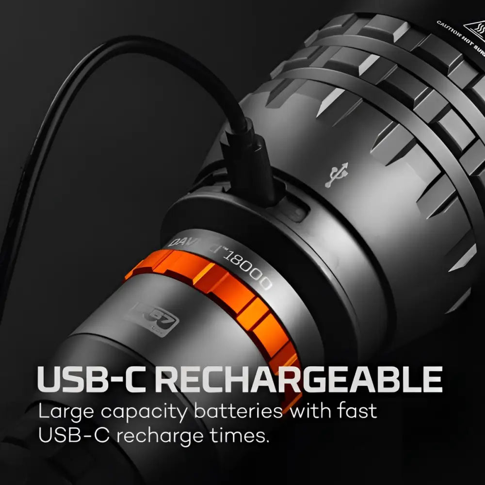 Davinci 18000 musta taktinen taskulamppu oranssilla korostusrenkaalla ja usb-c-latausportilla