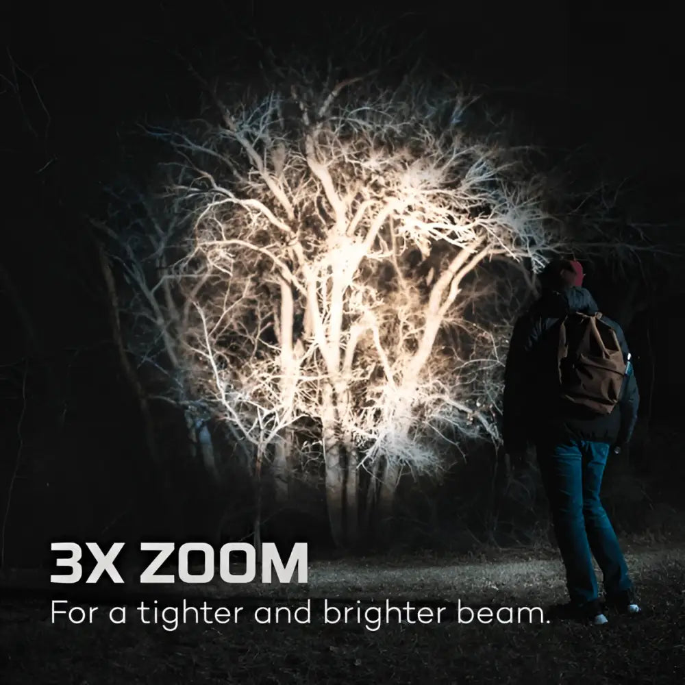 Davinci 5000 tehokas valkoinen led-taskulamppu valaisee yöaikaisen paljaan puun