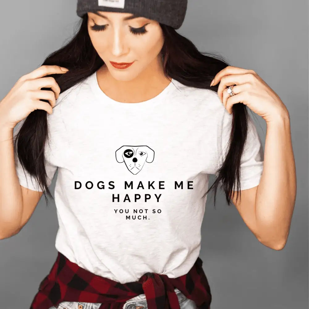 Valkoinen puuvillainen dogs make me happy t paita mustalla koiran kasvojen ja tekstin painatuksella edessä