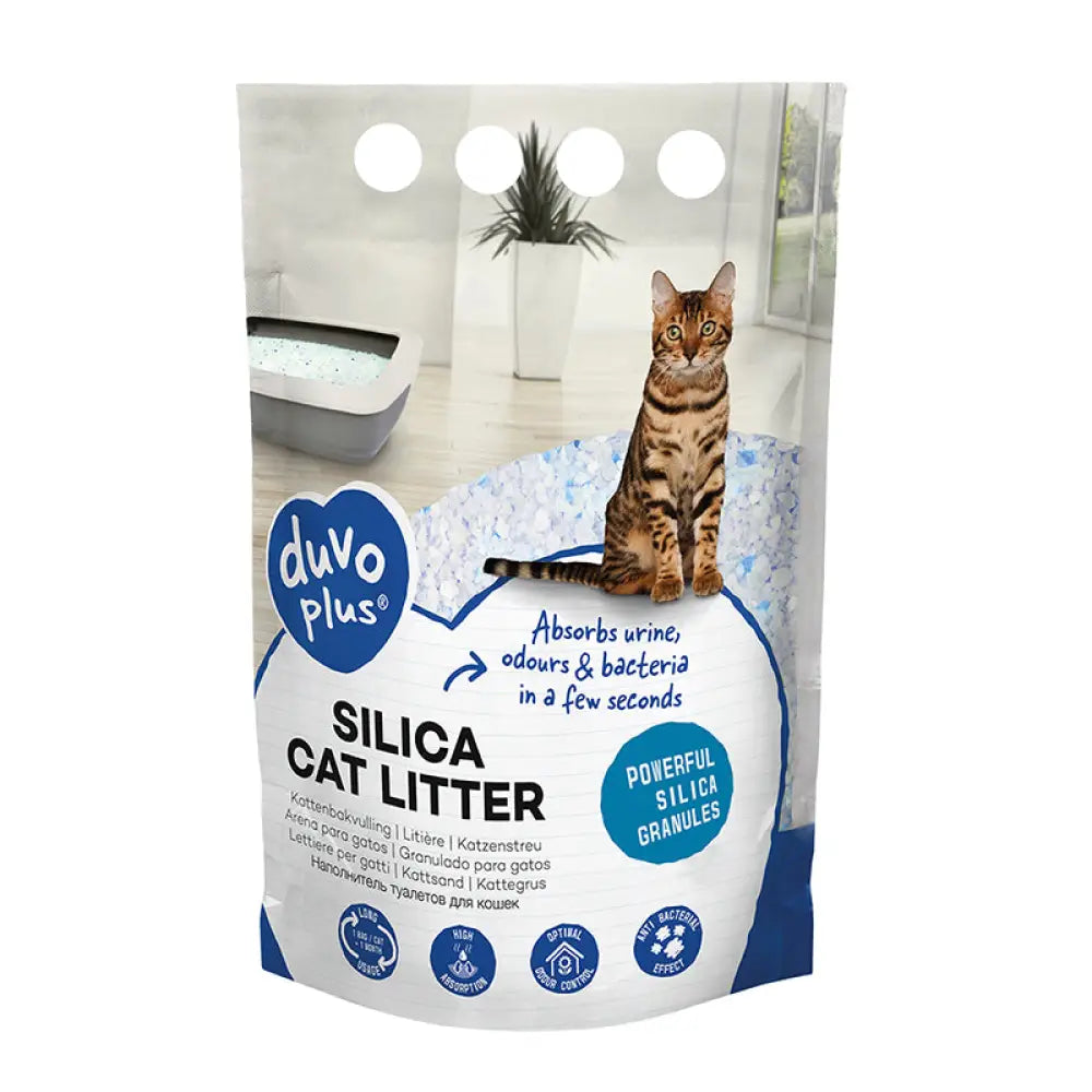 Duvo plus silica premium kissanhiekka sinivalkoisessa uudelleen suljettavassa pussissa ja ruskea tabbymainen kissa hiekalla istumassa