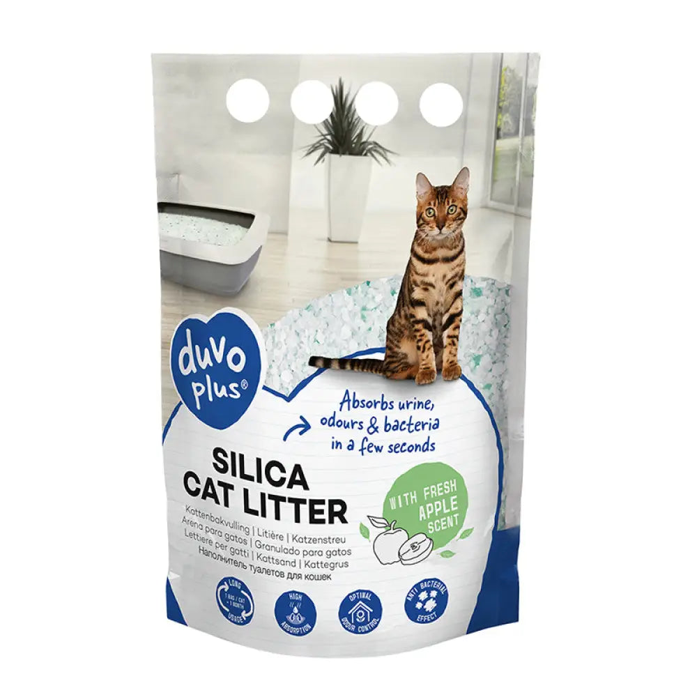 Duvo plus silica-kissanhiekka premium omena 5 litraa valko-sininen uudelleensuljettava pussi, ruskea tiikerikissa istuu päällä
