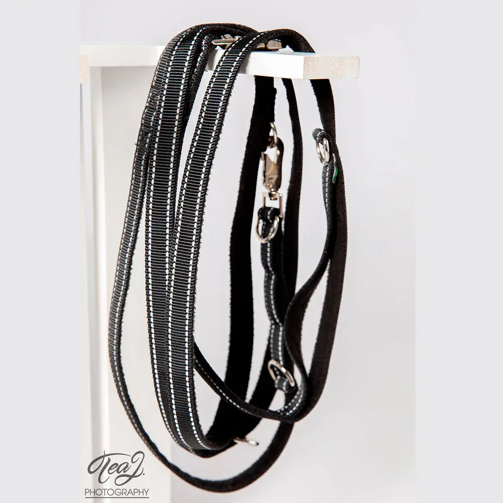 Finnero rescue monitoimitalutin musta black nylon leash with white reflective stitching and silver metal hardware