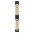 Beige puinen Garmin QuickFit ranneke mustalla metallisoljella ja sleekillä Havu-logolla keskiruskeassa linkissä