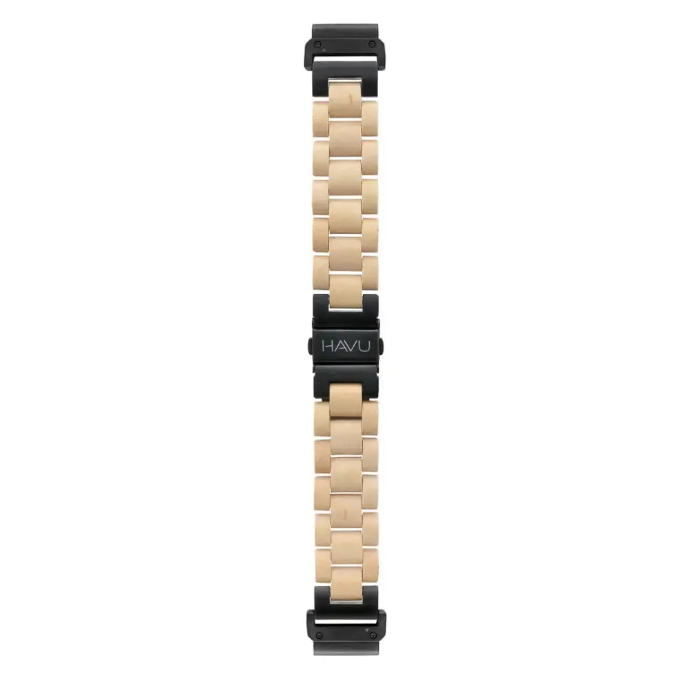 Beige puinen Garmin QuickFit ranneke mustalla metallisoljella ja sleekillä Havu-logolla keskiruskeassa linkissä