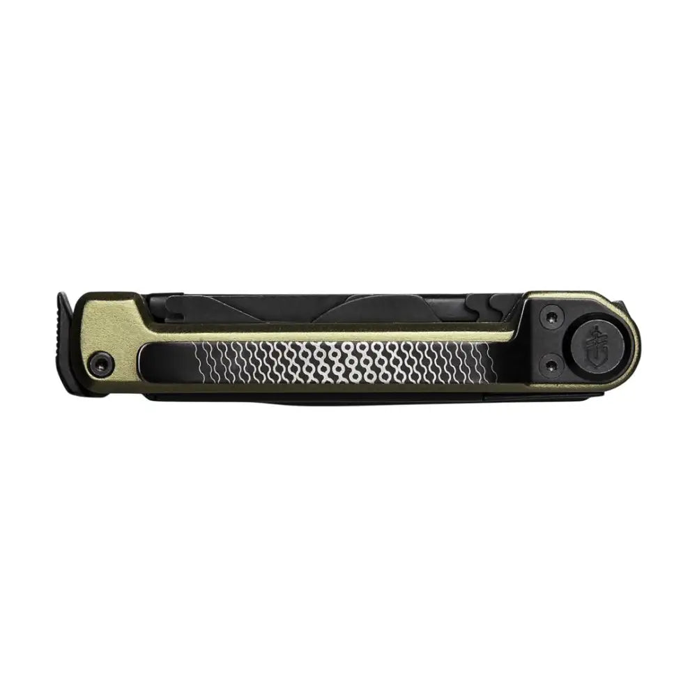 Gerber armbar scout multi-työkalu jossa musta ja oliivinvihreä runko ja hopeinen aallokokuvioitu otelaippa