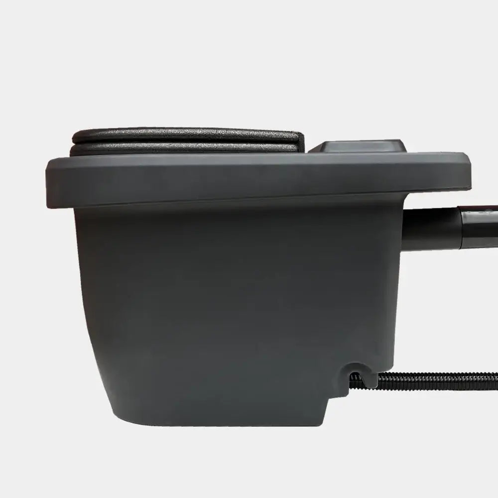 Mustan muovisen green toilet 100 easy kompostikäymälän keskikonsolin käsinoja integroidulla juomatelineellä ja joustavalla letkuliitännällä