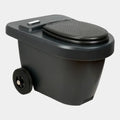 Musta muovinen Green Toilet 100 Easy kompostikäymälä teksturoitu istuin ja yksi pyörä kannen takaosa näkyvissä
