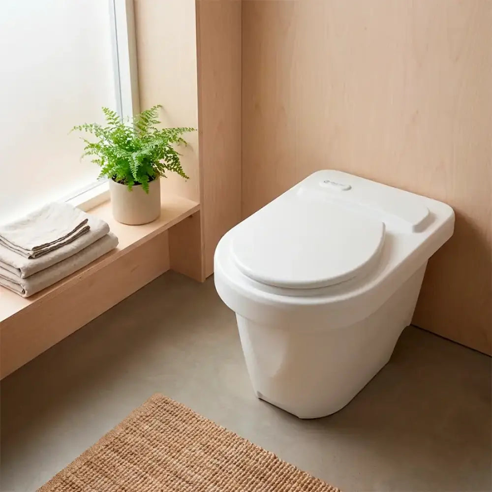 Moderni valkoinen posliininen green toilet 100 easy kompostikäymälä integroidulla huuhtelupainikkeella