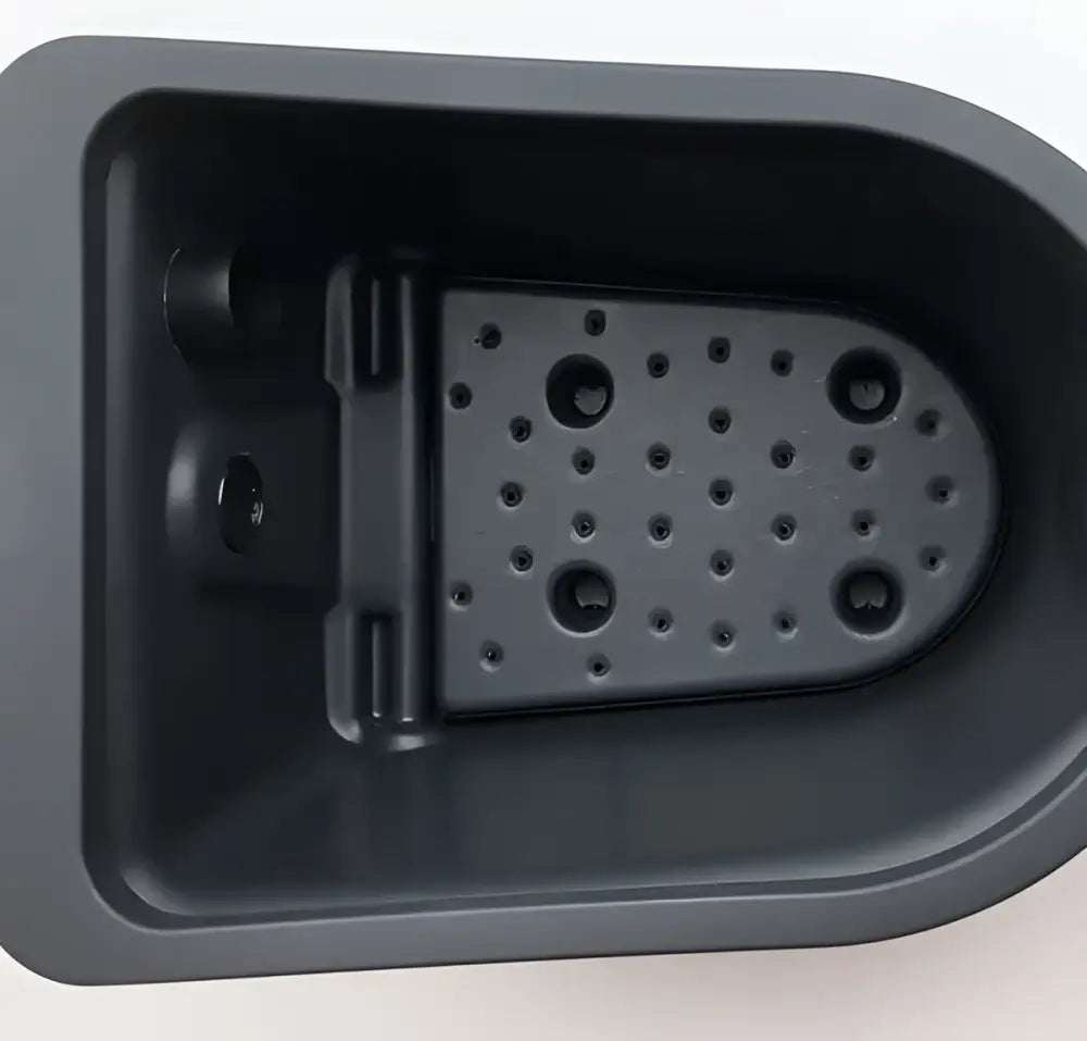 Musta muovinen auton mukitelineen sisäosa reiällisellä alustalla ja kahdella pyöreällä kiinnitysreiällä green toilet 100 easy vaihtosäiliöön