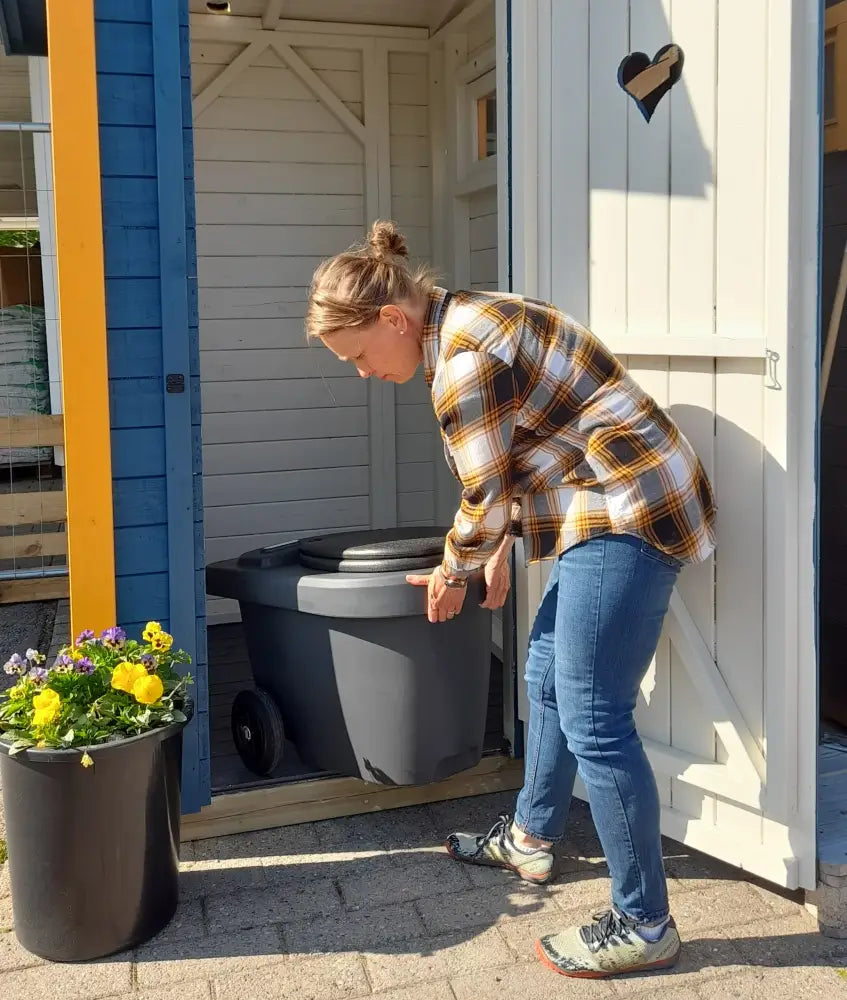 Harmaa pyörällinen roska-astia mustalla kannella green toilet 100 easy vaihtosäiliö -tuotteesta näkymä takaa