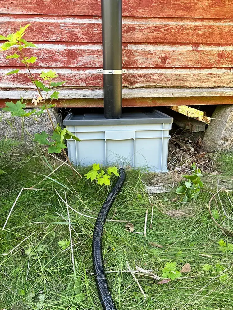 Harmaa muovinen sadevedenkeräysastia mustalla putkella green toilet lux kasetti sisäkuivakäymälään