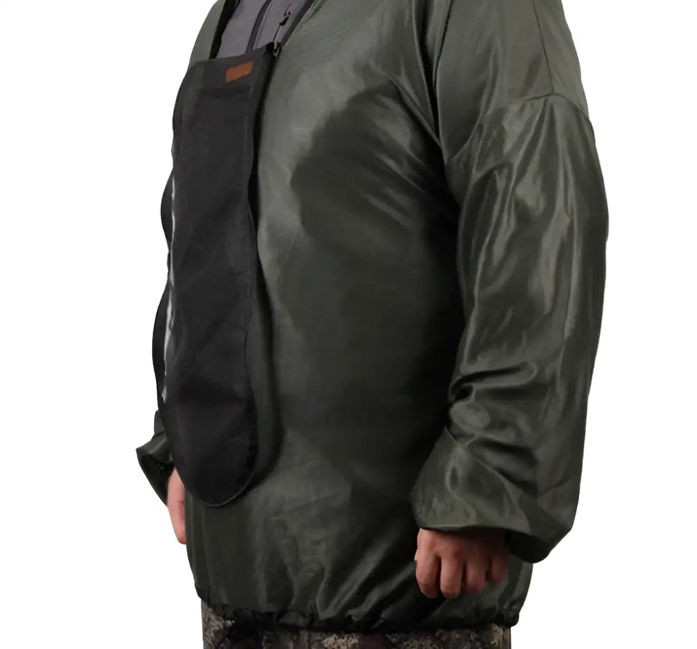 Dark olive green waterproof apron with black front pocket and brown leather brand patch from Haghus hirvikärpästakki