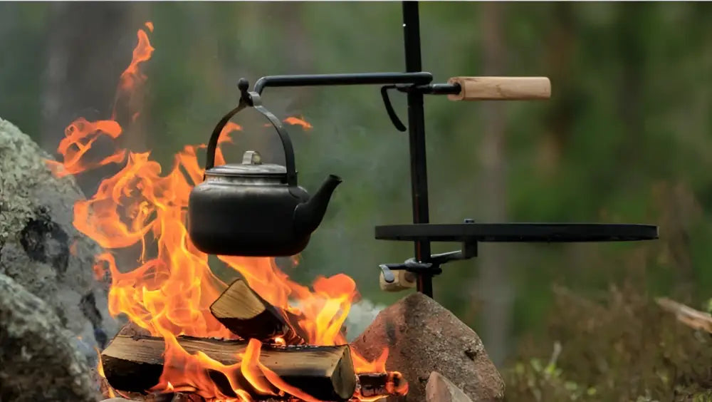 Haghus nuotioteline bbq musta metallikattila puisella kahvalla avotulen yllä roikkumassa
