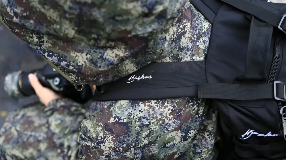 Haghus tactical reppu 35l musta kaskus-merkkinen olkahihna hienovaraisella valkoisella kirjonnalla takapuolella