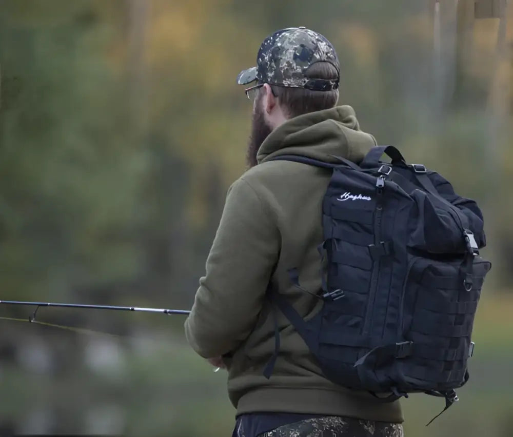 Haghus tactical reppu 35l musta taktiikkareppu säädettävillä remmeillä ja useilla taskuilla, valkoinen logo sivupalalla