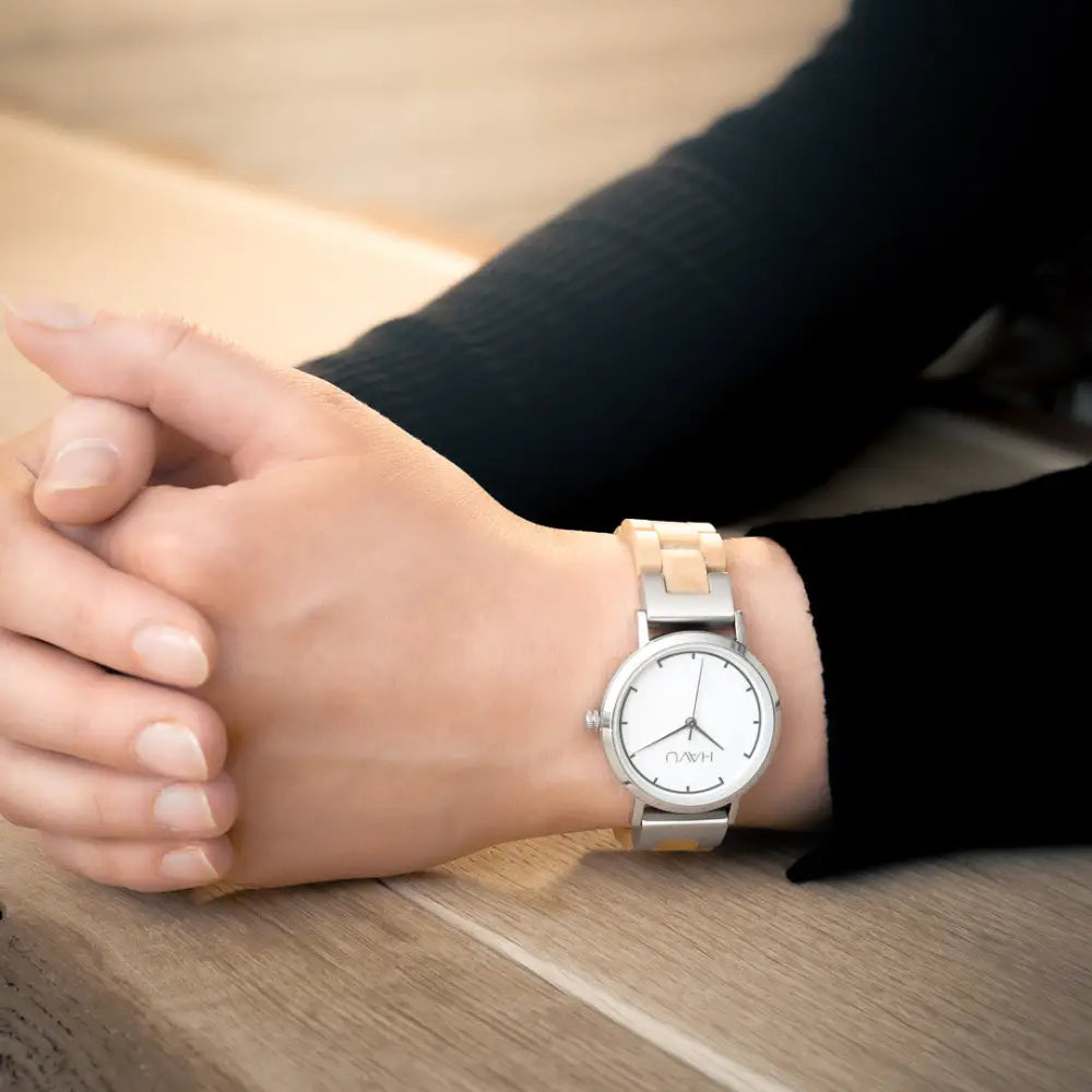 Minimalistinen havu watches kielo puinen rannekello hopeanvärisellä kotelolla ja kaksivärisellä vaalealla puunahkarannekkeella