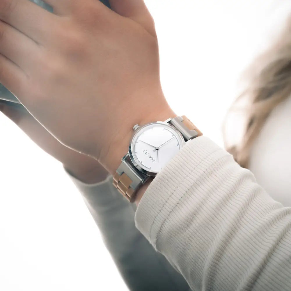 Silver ja ruusukultainen kaksivärinen havu watches kielo rannekello minimalistisella valkoisella kellotaululla ja metallirannekkeella