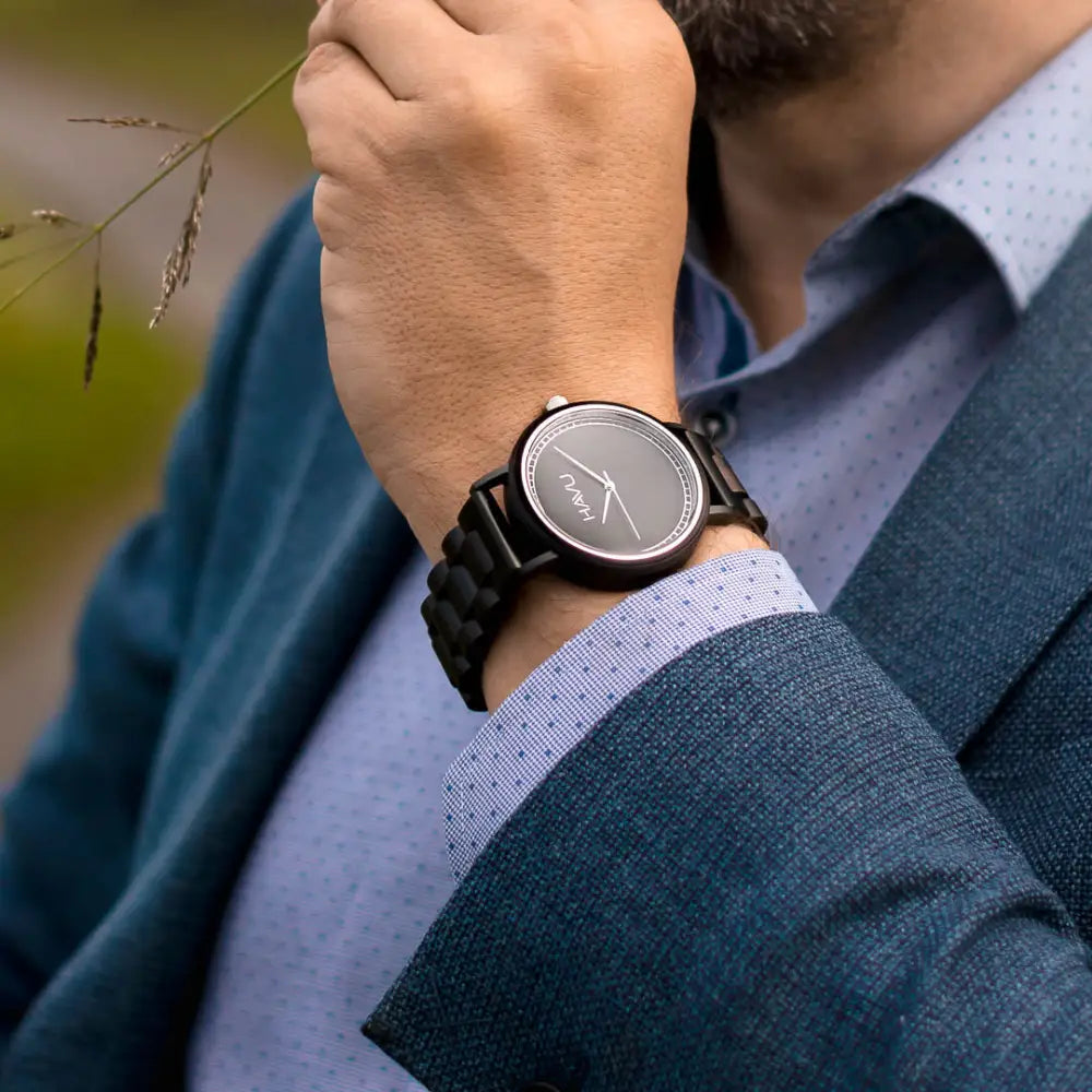 Havu Watches Virta 38mm puinen rannekello mustalla minimalistisella kellotaululla ja punotulla nahkarannekkeella