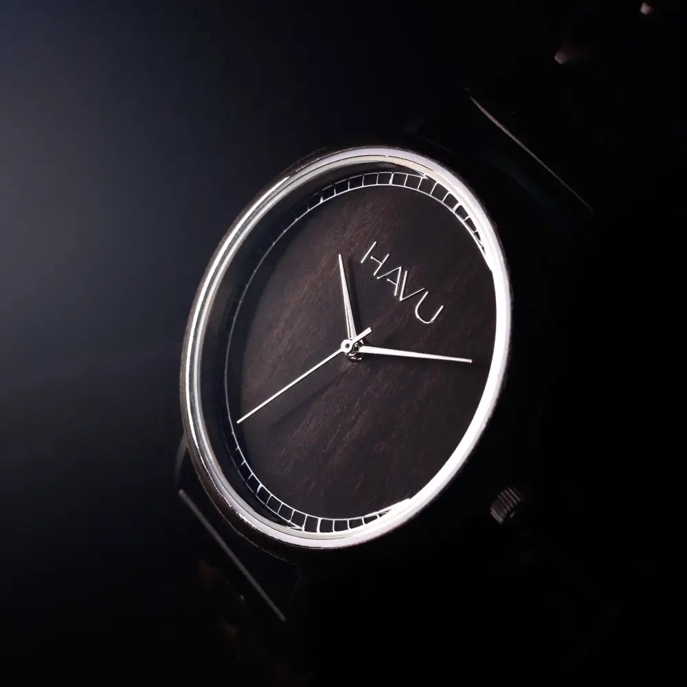 Havu watches virta 38mm puinen rannekello, jossa tummapintainen puukuvioitu kellotaulu ja hopeanvärinen kehys ja osoittimet