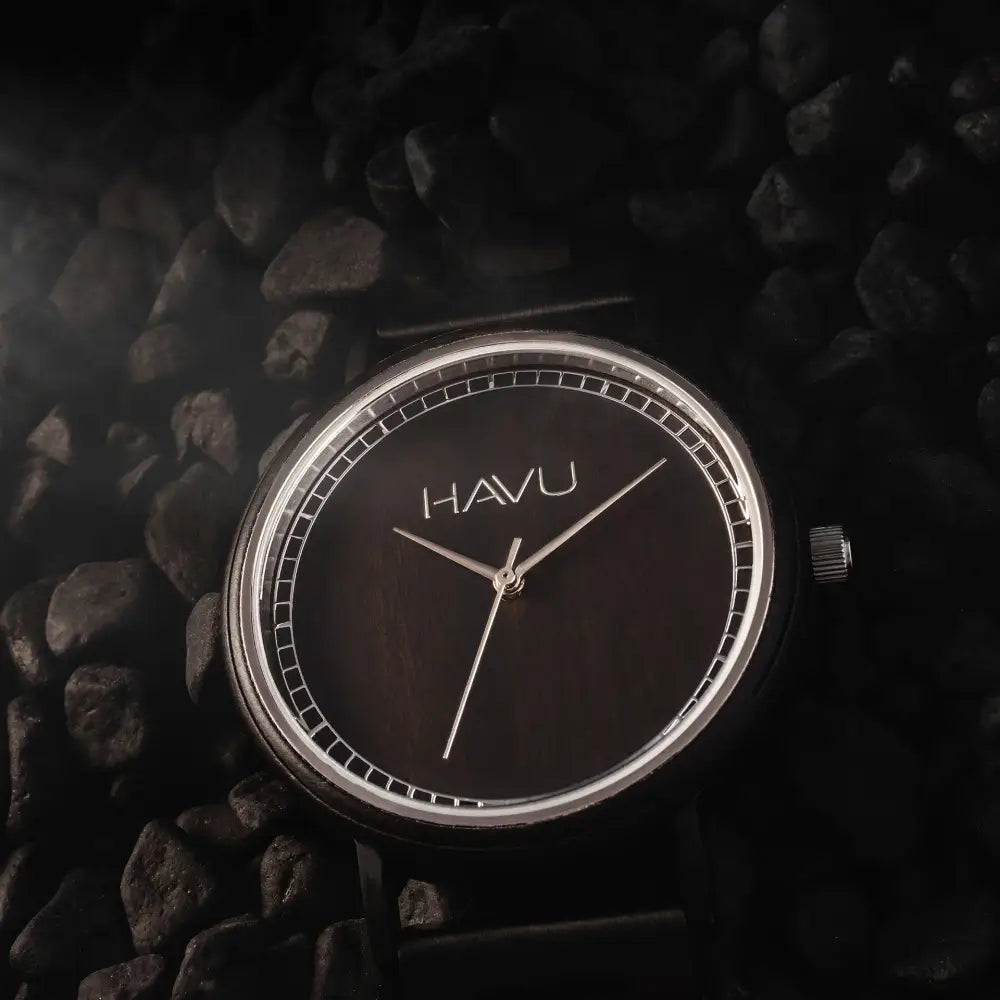 Havu watches virta 38mm puinen rannekello tummanruskealla kellotaululla hopeanvärisellä rungolla ja minimalistisilla tuntimerkinnöillä