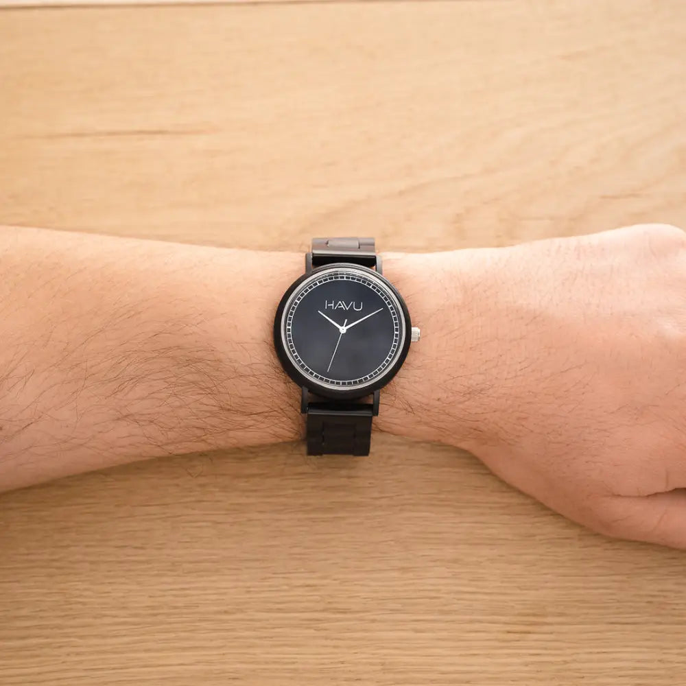 Havu watches virta 42mm musta minimalistinen puinen rannekello metallirannekkeella ranteessa